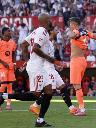 Phạt đền tranh cãi khiến Barcelona thảm bại không tưởng, Man City đang lặng lẽ tiến lên
