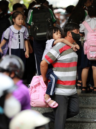 Áp lực chi phí nuôi con ăn học thời nay