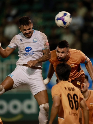 Kỳ lạ V-League: Nhà vô địch đua trụ hạng với HAGL, chưa biết ai hơn ai
