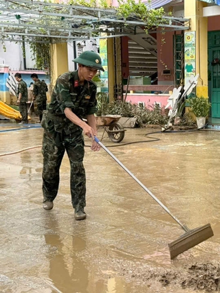 Bộ đội lội bùn từ mờ sáng giúp dân Đà Nẵng dọn dẹp sau lũ