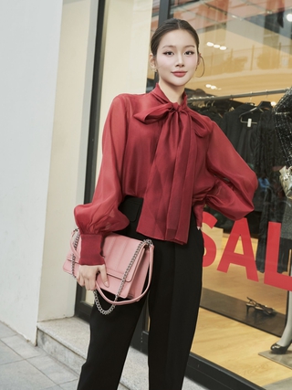 Áo blouse tay bồng, 'làn gió' lãng mạn cho chị em công sở