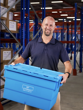 Người đàn ông Mỹ tái chế container cũ, làm nhà kho cho thuê ở Việt Nam