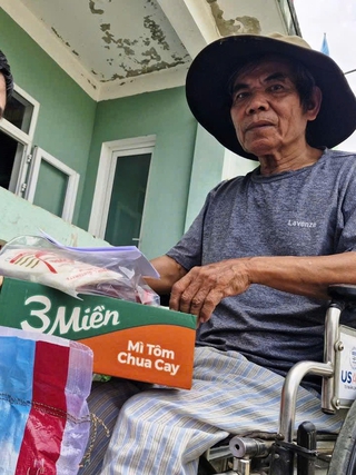 Kịp thời mang 1.900 suất quà đến với bà con vùng lũ miền Trung