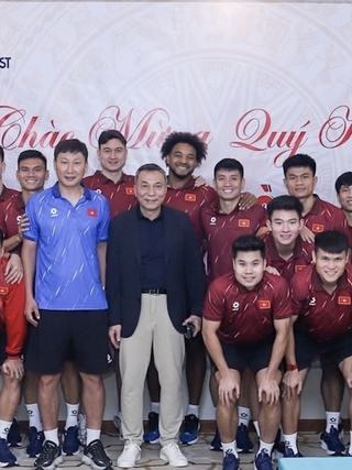 Chủ tịch VFF Trần Quốc Tuấn chúc mừng Xuân Son, muốn đội tuyển Việt Nam làm được điều đặc biệt