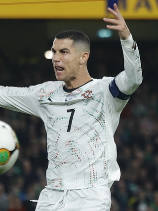 Ronaldo bị thẻ đỏ khiến Bồ Đào Nha chưa thể đến World Cup, play-off châu Á vẫn nóng