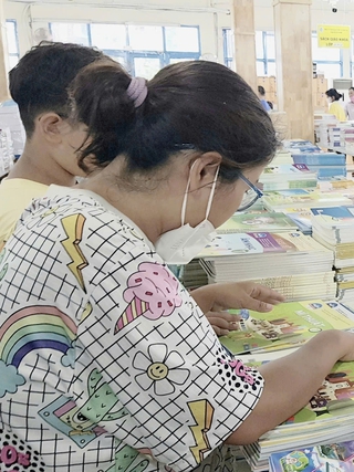Một bộ sách thống nhất: Tìm giải pháp công bằng  thực hiện miễn phí sách giáo khoa