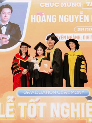 Đôi vợ chồng bế con lên sân khấu nhận bằng tốt nghiệp 'gây sốt' mạng