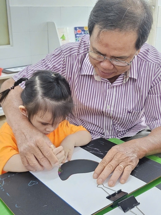 Ông bà vào trường cháu, thử nỗi vất vả nghề giáo viên mầm non