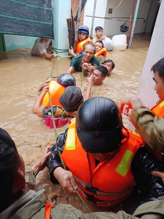 Trắng đêm vào vùng lũ cứu dân