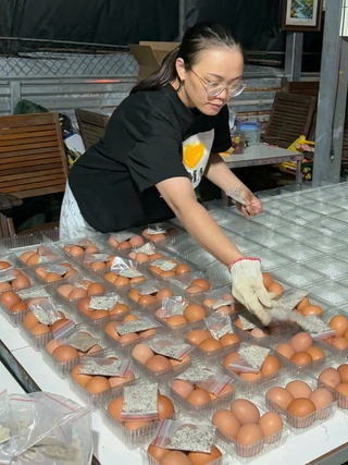 Cô gái dậy từ 2 giờ sáng luộc 30.000 quả trứng, viral khắp mạng