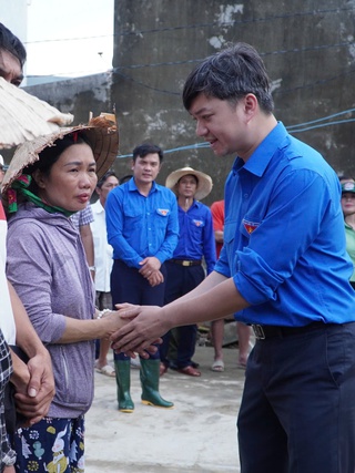 Anh Nguyễn Minh Triết thăm hỏi, tặng quà người dân vùng lũ