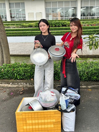 Mang nồi, niêu, xoong, chảo… ủng hộ bà con vùng lũ