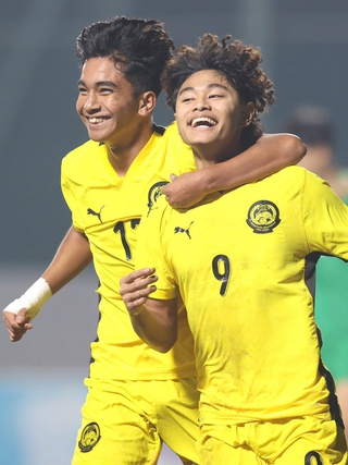 U.17 Malaysia thắng nghẹt thở Singapore, tạm soán ngôi đầu bảng của Việt Nam