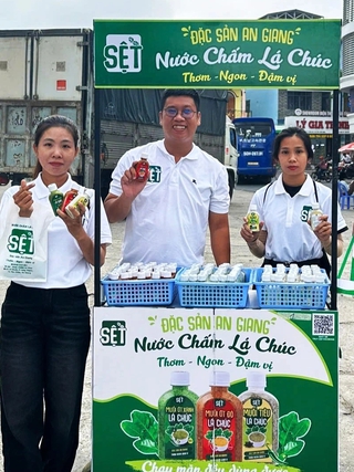 Khởi nghiệp với lá chúc, chàng trai miền Tây thu nhập hơn 20 triệu đồng/tháng