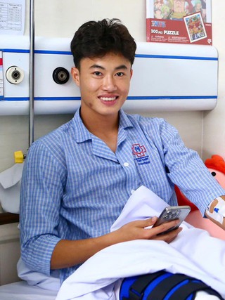 Tiền vệ U.23 Việt Nam Nguyễn Văn Trường nói điều xúc động sau ca phẫu thuật