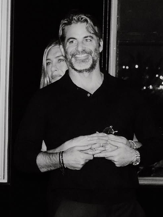 Jennifer Aniston công khai bạn trai kém tuổi, phản ứng của chồng cũ gây chú ý