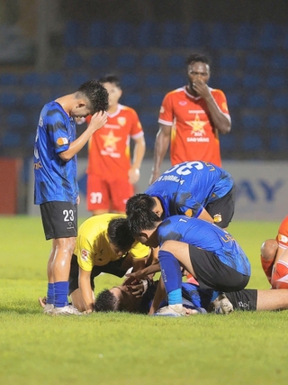 Trọng tài ngăn trung vệ cao 1,96 m của HAGL cắn lưỡi: Hành động anh hùng
