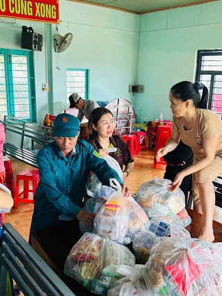 Trao 700 phần quà cứu trợ cho người dân ở vùng ngập nặng 