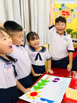 Phụ huynh tiểu học TP.HCM bất ngờ: Trong tiết tiếng Việt có âm nhạc, thể dục