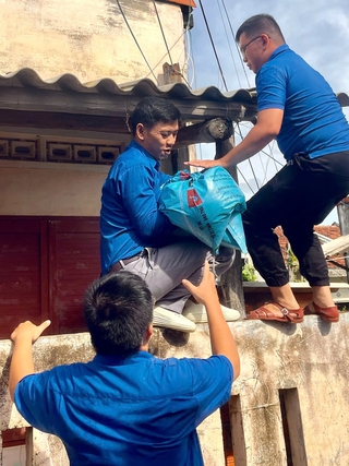 Thanh niên ứng trực 24/24, giúp người dân chống bão Kalmaegi