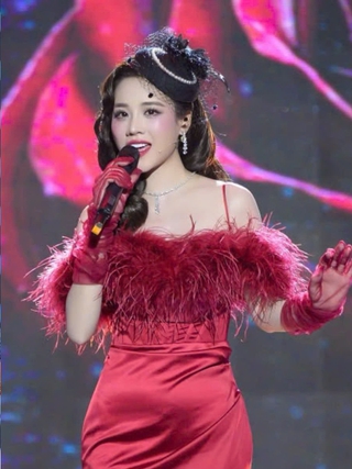 Ngọc Sơn ngẫu hứng thị phạm bolero cho cô gái 'xinh như hoa hậu'