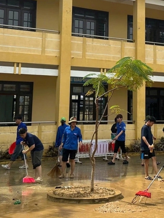 Nhiều 'team thanh niên không ngại bùn lầy' gây xúc động