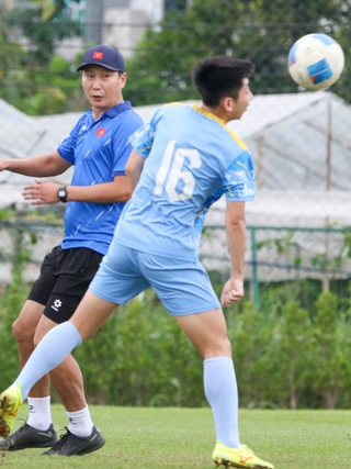 HLV Kim trổ tài 'đá ma' cực hay, U.23 Việt Nam hào hứng chờ bán kết thắng Philippines
