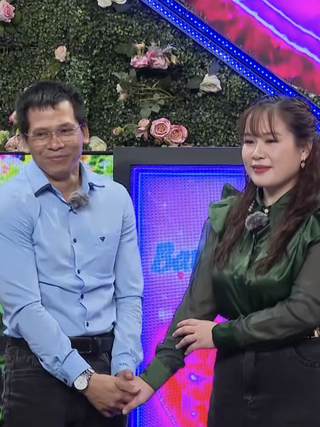 Người đàn ông 'một lần đò' vỡ òa khi được cô giáo đồng ý hẹn hò