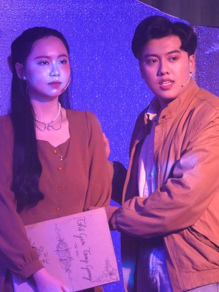 ‘Nằm khóc một mình: Ly rượu thần’ - những mảnh vỡ thanh xuân qua cuộc xuyên không