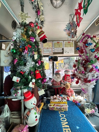 Độc đáo xe buýt được trang trí Noel, tiếp viên phát kẹo miễn phí cho khách