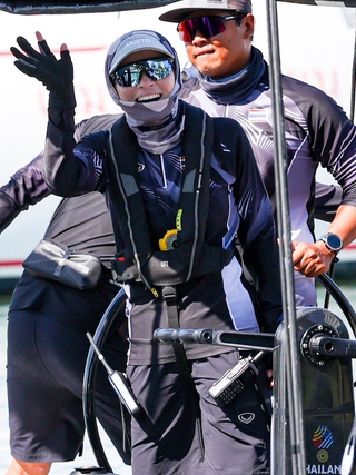 Thú vị hình ảnh Hoàng hậu Suthida làm hoa tiêu, thuyền buồm Thái Lan bứt tốc: Sắp giành HCV SEA Games