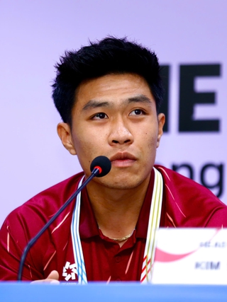 Lý Đức 'bắn' tiếng Anh như gió, quyết gieo sầu ở Rajamangala: Trung vệ Thái Lan lập tức phản biện