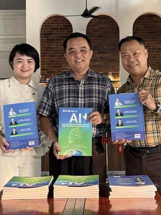 Đại tá công an viết sách 'Bình dân học vụ AI'