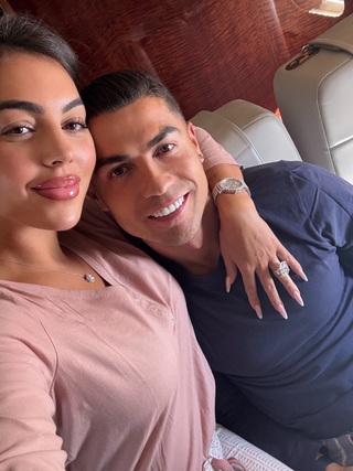 Chuyện tình 'vượt xa khía cạnh thể xác' của Ronaldo và người mẫu bốc lửa