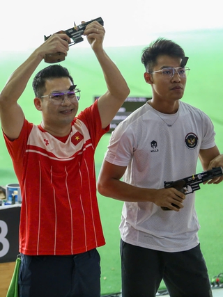 Trịnh Thu Vinh 'nhả vía', xạ thủ Hà Minh Thành phá kỷ lục SEA Games ở tuổi 40