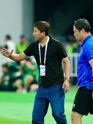 Báo Hàn Quốc khen 'ma thuật' HLV Kim Sang-sik, lộ tâm trạng U.22 Thái Lan ‘nhiều nước mắt’ sau chung kết