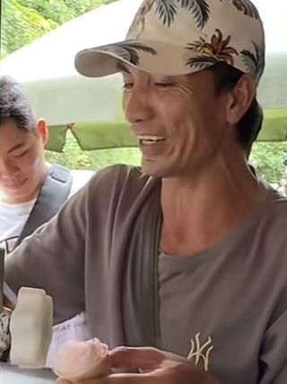 Anh bán kem trên đảo được du khách 'săn đón'