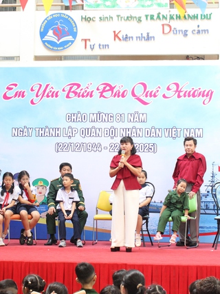 Xúc động nghe chuyện chiến sĩ Trường Sa ở sân trường