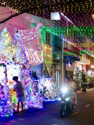 Nhiều ngõ hẻm, tuyến đường rực sáng lung linh, dây đèn giăng khắp lối