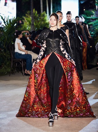 Hoa hậu biết 4 thứ tiếng diễn thời trang cùng NSND danh tiếng