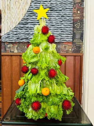 Cây thông Noel vừa trang trí vừa ăn được gây sốt mạng mùa Giáng sinh 2025