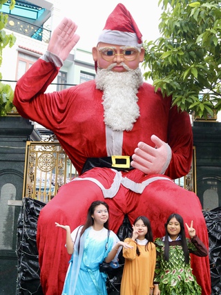 Đêm Giáng sinh nhiều người bất ngờ check-in cùng ông già Noel ‘siêu to khổng lồ’