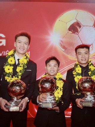 Hoàng Đức lập hat-trick Quả bóng vàng Việt Nam, Bích Thùy lần đầu nhận Quả bóng vàng nữ