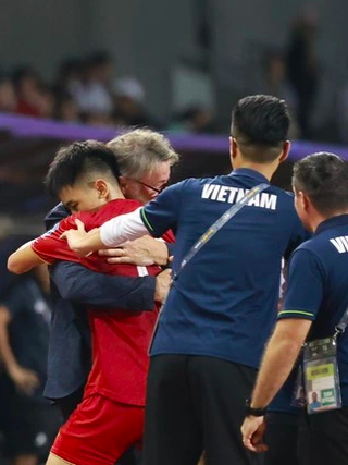 HLV Troussier bất ngờ đăng dòng trạng thái đầy cảm xúc, Đình Bắc lập tức đáp lời thầy cũ
