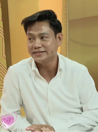 Giấu gia đình chuyện có hai con nhỏ, người đàn ông báo tin theo cách đặc biệt