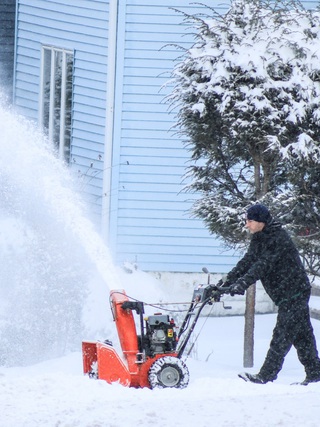 Hàng không gián đoạn vì băng tuyết ở Mỹ