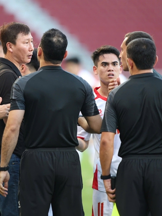 Văn Khang bắn tiếng Anh như gió, thuyết phục trọng tài ‘quay xe’ công nhận bàn thắng thứ hai của Đình Bắc