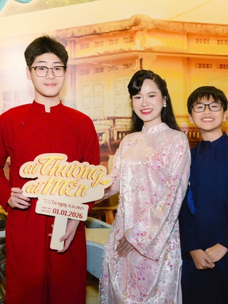 Lâm Vỹ Dạ rạng rỡ sau khi giảm cân, đến mừng Thu Trang ra phim mới