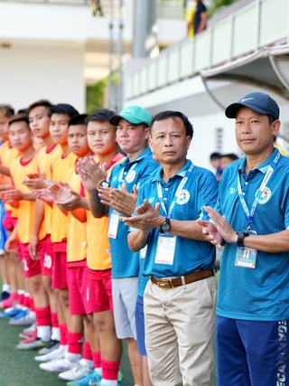 Vượt qua lời nguyền nhà vô địch