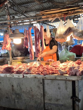 Cuối năm, giá thịt heo ở chợ tăng, người trẻ cân nhắc từng bữa cơm